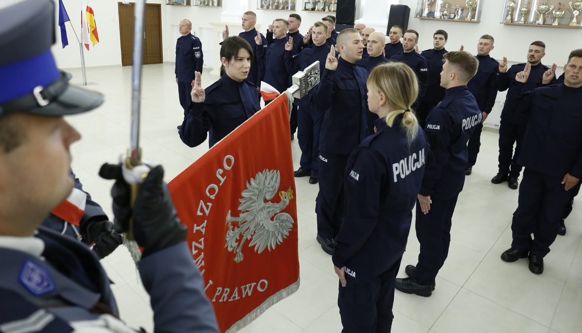 Funkcjonariusze ślubują na Sztandar Komendy Wojewódzkiej Policji w Lublinie.