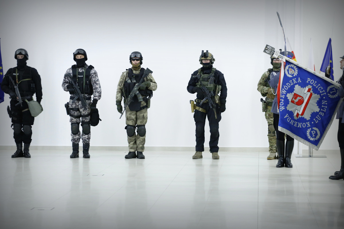 Zdjęcie funkcjonariuszy z Samodzielnego Pododdziału Kontrterrorystycznego Policji w Lublinie w pełnym wyposażeniu na przełomie 25 lat.