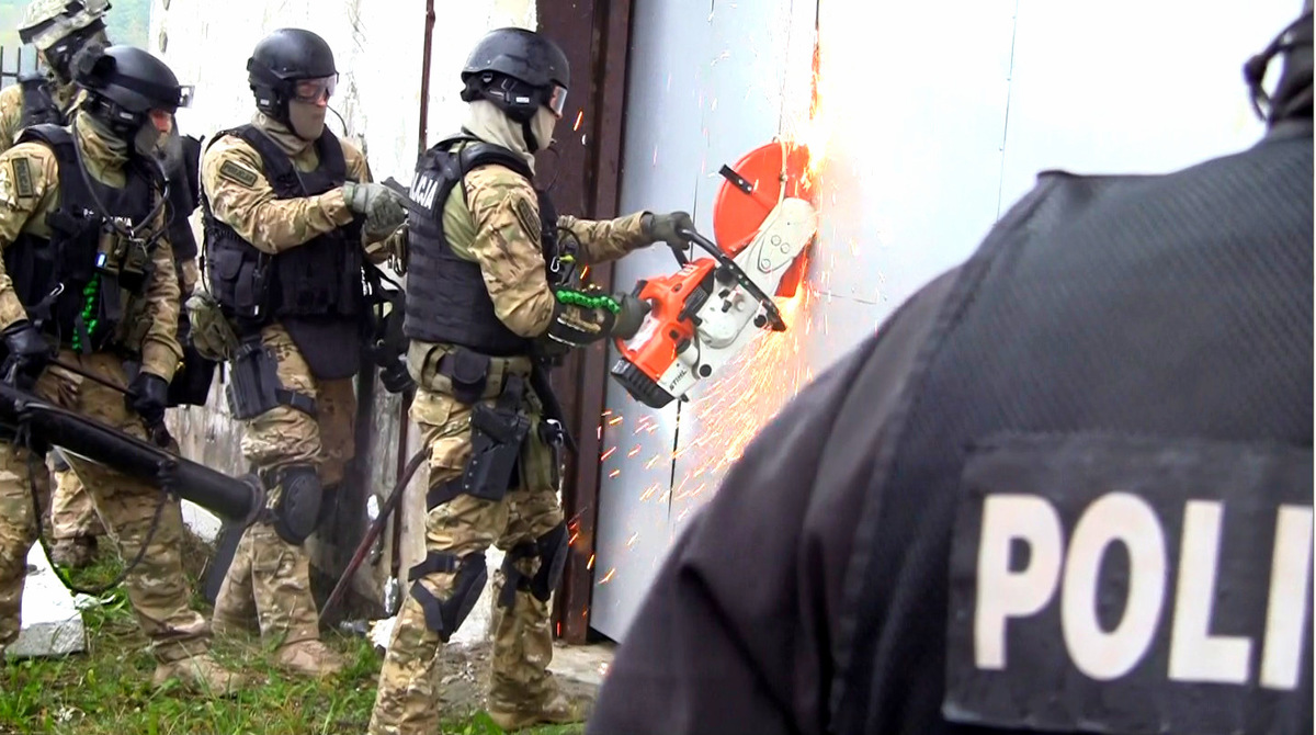 Zdjęcie funkcjonariuszy z Samodzielnego Pododdziału Kontrterrorystycznego Policji w Lublinie szturmują nielegalną plantację marihuany.