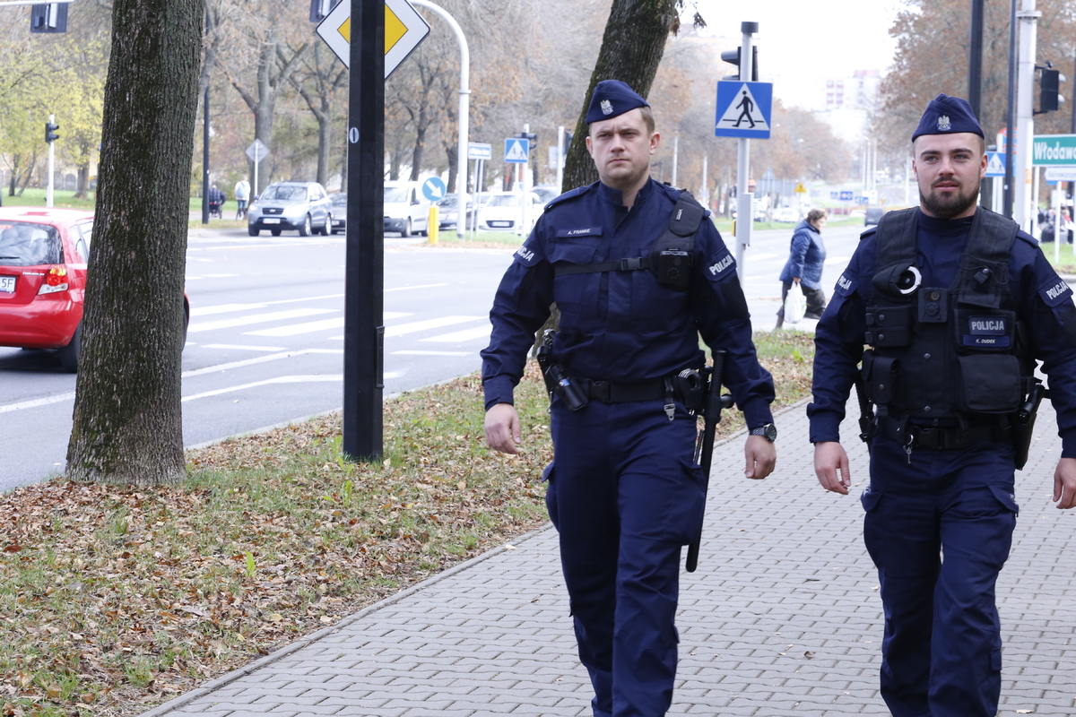 Zdjęcie przedstawia dwóch policjantów patrolujących ulice Lublina.