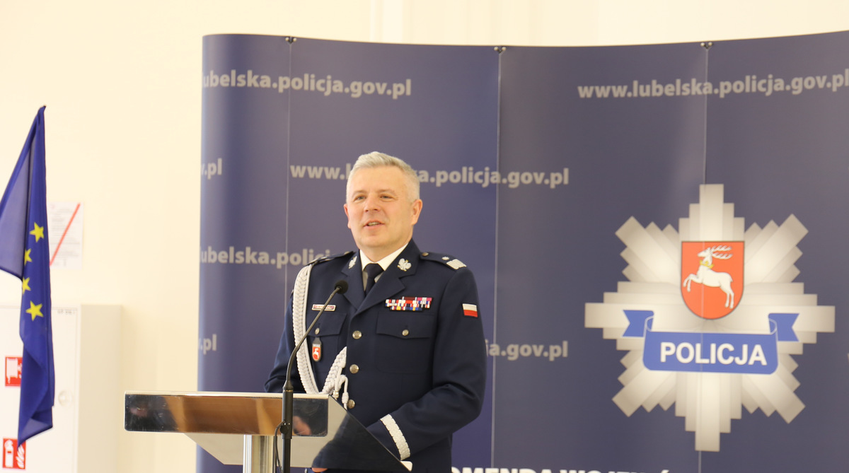 Komendant Wojewódzki Policji w Lublinie przemawia do funkcjonariuszy oraz pracowników cywilnych.