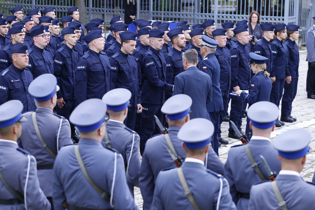 Nowi policjanci odbierają gratulacje od Komendanta Wojewódzkiego Policji w Lublinie i Wojewody Lubelskiego Lecha Sprawki.