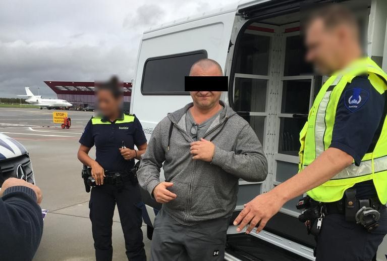 Policja Holenderska na lotnisku przekazuje zatrzymanego Polskiej Policji.