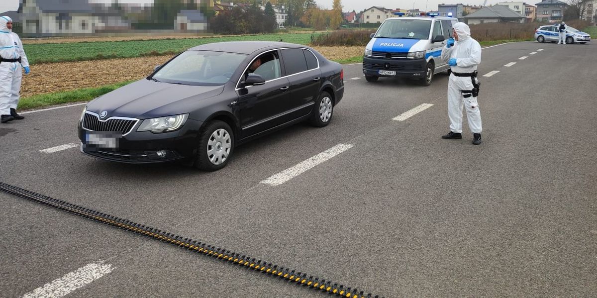 Policjanci zatrzymują pojazd w którym jest poszukiwany mężczyzna oraz niebezpieczne chemikalia.