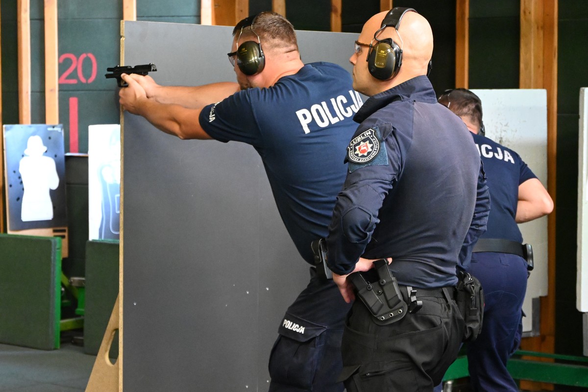 policjanci na strzelnicy 