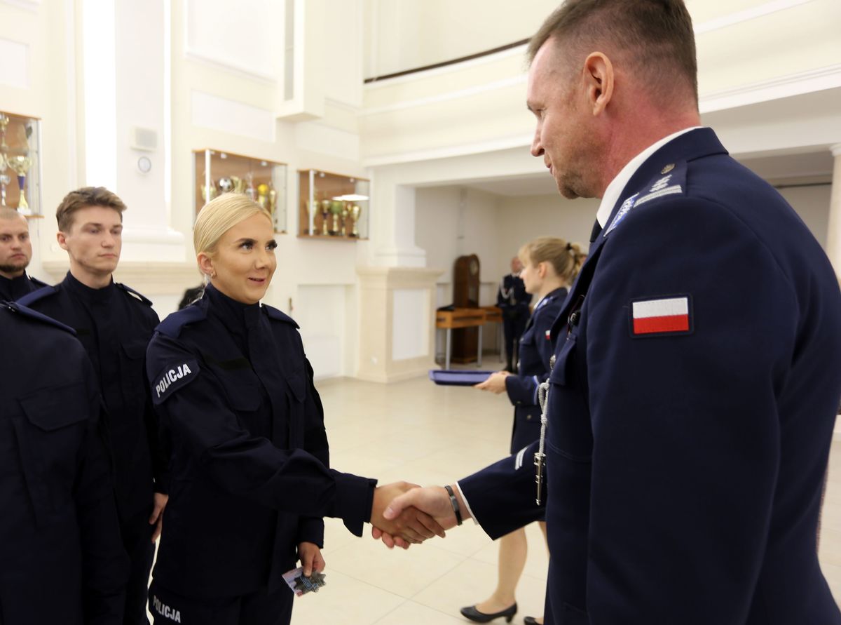 INSPEKTOR ROBERT MICHNA Zastępca Komendanta Wojewódzkiego Policji w Lublinie wręcza policjantce legitymację służbową