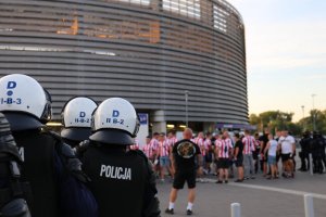 policjanci i kibice przed stadionem