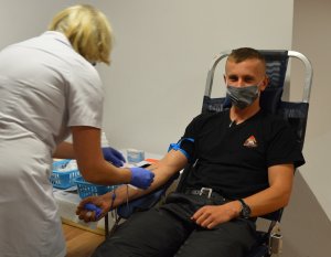 funkcjonariusze podczas oddawania krwi