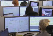 komputery i pracujące operatorki centrum powiadamiania ratunkowego