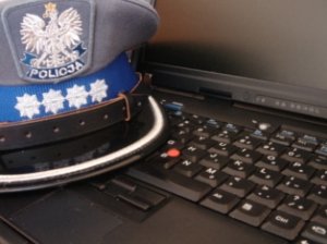 czapka policyjna leżąca na klawiaturze