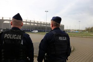 policjanci i stadion w tle
