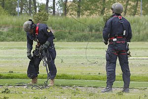 Dwóch kontrterrorystów zjechało na linie.