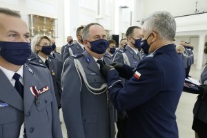 Komendant Wojewódzki Policji w Lublinie wręcza funkcjonariuszowi odznaczenie.