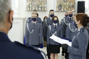 W pierwszym planie zdjęcia Komendant Wojewódzki policji w drugim zaś planie oficerowie lubelskiej policji.