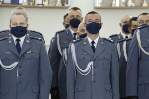 Funkcjonariusze lubelskiej policji ubrani w gabardyny z założonymi maseczkami zasłaniające usta i nos.