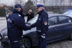Komendant Wojewódzki Policji w lublinie wręcza kluczyki do nowych radiowozów.