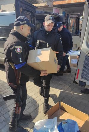 policjanci wypakowują dary z busa z zastępcą komendanta z Lubomla