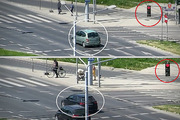 Kolaż stop klatek z filmu nagranego przez drona. Na zdjęciach widzimy jak auta osobowe przejeżdżają przez skrzyżowanie na czerwonym świetle.