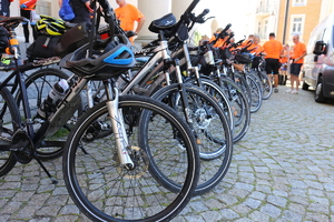 rowery zaparkowane przed katedrą