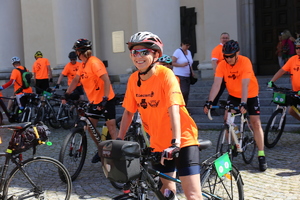 rowerzyści przed katedrą