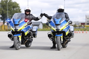 Policjanci na nowych motocyklach.