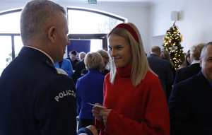 Komendant Wojewódzki Policji w Lublinie dzieli się opłatkiem z podopieczną z Fundacji Pomocy Wdowom i Sierotom Po Poległych Policjantach.