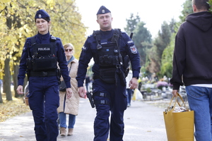 Policjanci patrolują rejon cmentarza