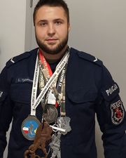 policjant z medalami