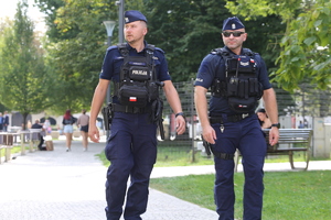 Policjanci w mundurach na Placu Litewskim w Lublinie