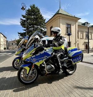 policjanci na motocyklach