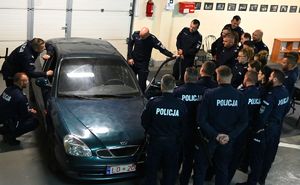 uczestnicy szkolenia podczas zajęć przy samochodzie
