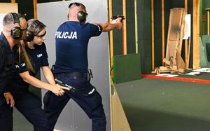 policjanci na strzelnicy