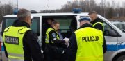 Polsko-litewscy policjanci kontrolują zatrzymany do kontroli pojazd.