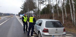 Policjanci polsko-litewscy kontrolują pojazd.
