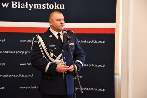 Komendant Główny Policji w trakcie przemówienia.