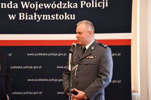 Przemawia zastępca komendanta wojewódzkiego Policji w Białymstoku.