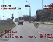 Obraz z kamery policyjnego wideorejestratora, przedstawiający samochód przekraczający prędkość o 60 km/h.