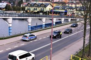 Augustowscy policjanci prowadzą kontrole drogowe w rejonie kanału augustowskiego. Widok z kładki.