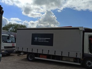 Policyjny wóz ciężarowy z napisem polska pomoc.
