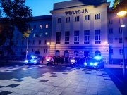 Policjanci przed budynkiem KWP w Białystoku biją brawo