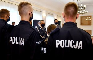 Komendant Wojewódzki Policji w Białymstoku inspektor Robert Szewc rozmawia z policjantami
