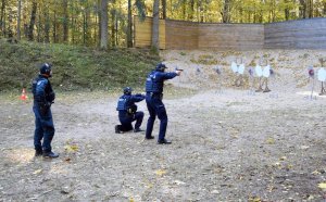 Policjanci na szkoleniu strzeleckim.