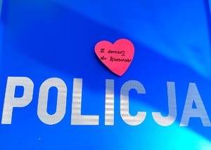 Policjanci podczas działań z sercem do kierowców
