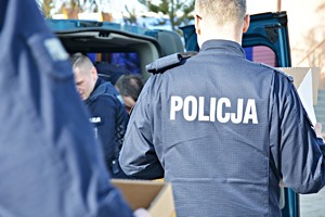 Policjanci pakują paczki
