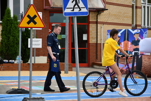 dzieci i policjanci na turnieju ruchu drogowego