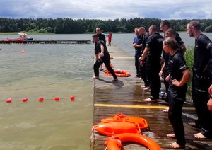 Policjanci podczas szkolenia na wodzie