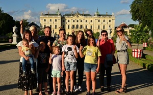 grupa osób przed pałacem