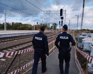 Policjanci na przejazdach kolejowych
