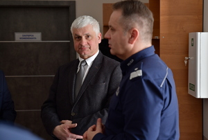 Policjanci w trakcie wizytacji komisariatu