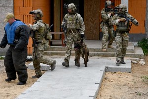 Policjanci podczas ćwiczeń psów bojowych